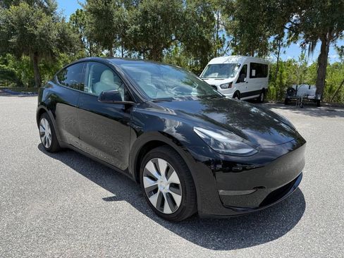 Used 2024 Tesla Model Y Long Range AWD/4WD image 3