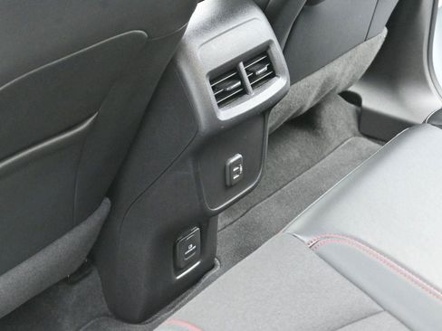 Used 2023 Chevrolet Equinox RS FWD image 28