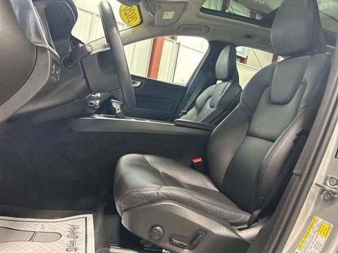 Used 2020 Volvo XC60 T6 Momentum image 10