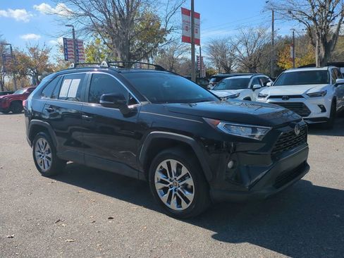 Used 2021 Toyota RAV4 XLE Premium image 3