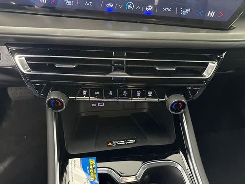 Used 2025 Chevrolet Traverse LT w/ Driver Confidence Package image 23