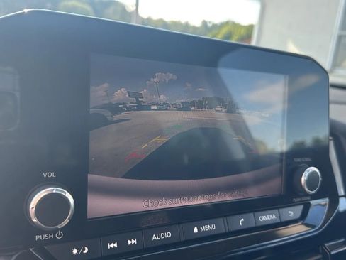 Used 2022 Nissan Pathfinder SV AWD/4WD image 17