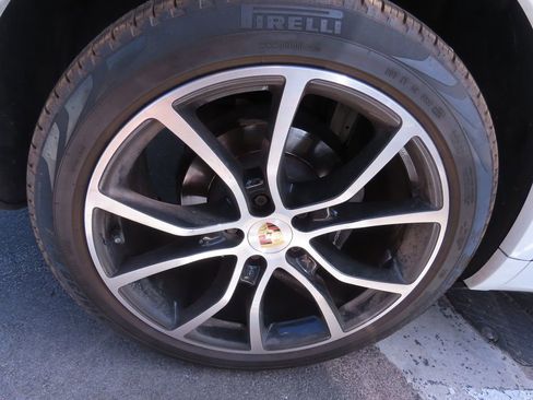 Used 2022 Porsche Cayenne AWD/4WD image 18