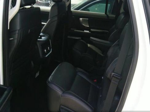 Used 2025 Ford Expedition Platinum w/ Driver's Package AWD/4WD image 10