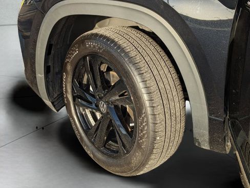 Certified 2025 Volkswagen Atlas Cross Sport SEL R-Line image 33