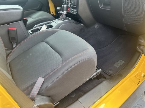 Used 2019 Jeep Wrangler Unlimited Rubicon w/ Cold Weather Group AWD/4WD image 31