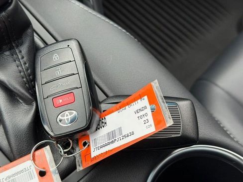 Used 2023 Toyota Venza XLE image 31