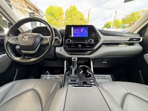 Used 2023 Toyota Highlander XLE AWD/4WD image 23