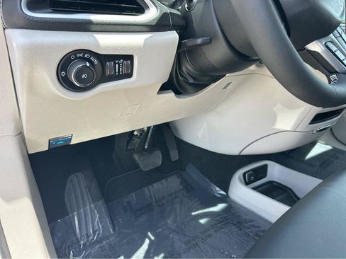 Used 2024 Chrysler Pacifica Limited FWD image 33