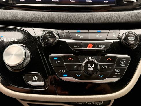 Used 2021 Chrysler Pacifica Touring-L FWD image 22