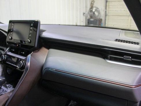 Used 2021 Toyota Venza XLE w/ Softex Package image 16