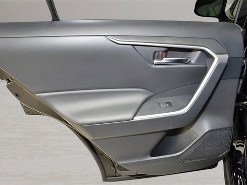 Used 2022 Toyota RAV4 XLE Premium image 11