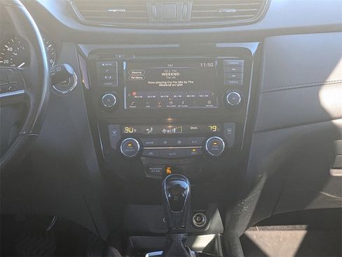 Used 2019 Nissan Rogue SV image 27