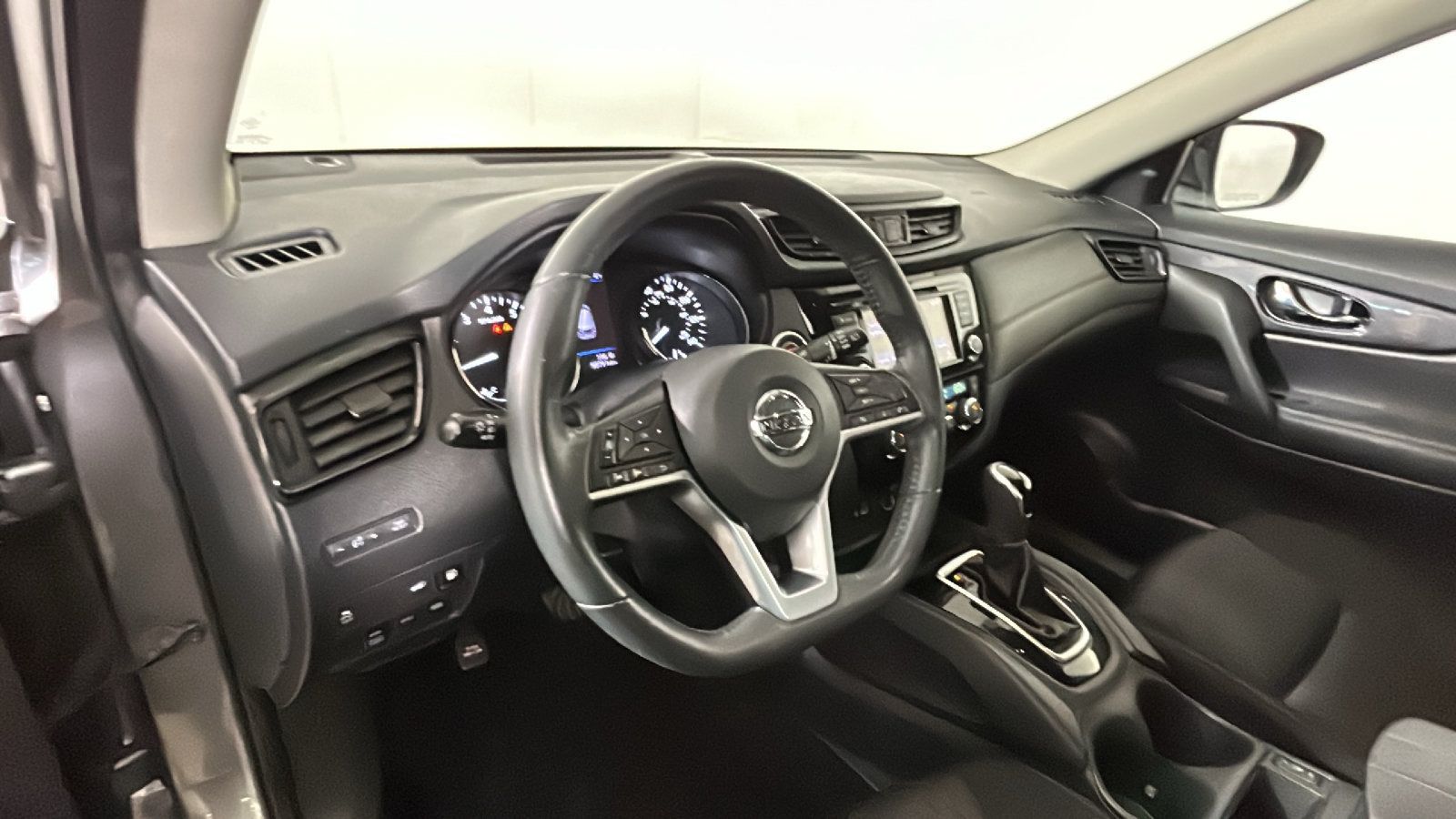 Used 2018 Nissan Rogue SV AWD/4WD image 16
