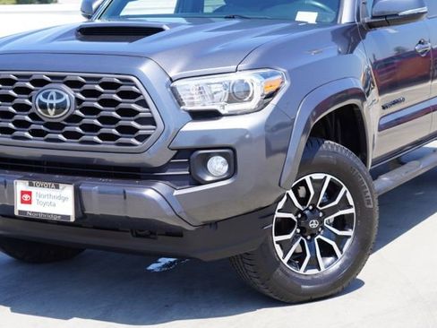 Used 2021 Toyota Tacoma TRD Sport w/ Technology Package AWD/4WD image 5
