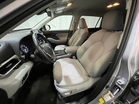 Used 2023 Toyota Highlander LE AWD/4WD image 10