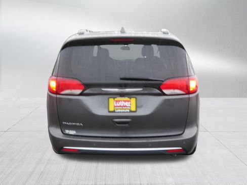 Used 2017 Chrysler Pacifica Touring-L w/ Tire & Wheel Group FWD image 6