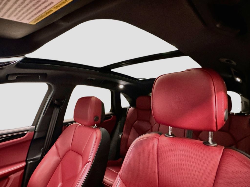 Certified 2025 Porsche Macan AWD/4WD image 22