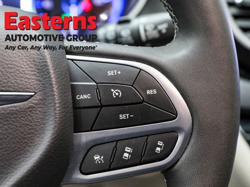 Used 2023 Chrysler Pacifica Touring-L image 15