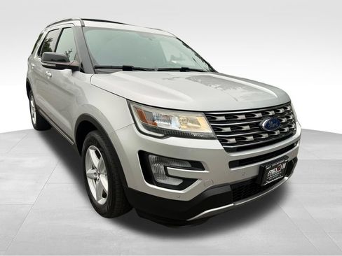 Used 2017 Ford Explorer XLT w/ Equipment Group 202A AWD/4WD image 11