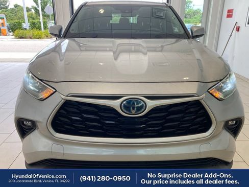 Used 2020 Toyota Highlander LE FWD image 30