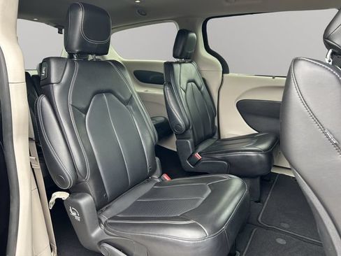 Used 2023 Chrysler Pacifica Touring-L FWD image 25