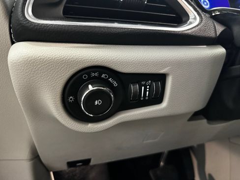 Used 2023 Chrysler Pacifica Limited FWD image 27