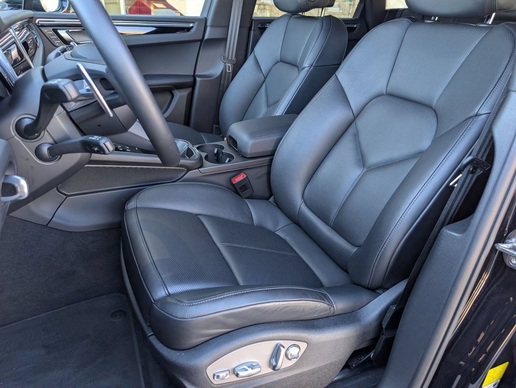 Certified 2025 Porsche Macan AWD/4WD image 5