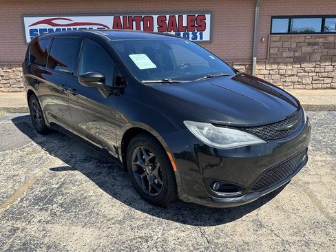 Used 2019 Chrysler Pacifica Touring Plus w/ S Appearance Package FWD image 2