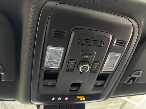 Used 2023 Chevrolet Tahoe Z71 w/ Luxury Package image 39