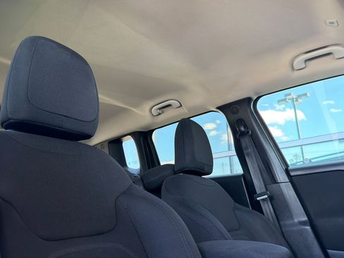 Used 2019 Jeep Renegade Latitude FWD image 18