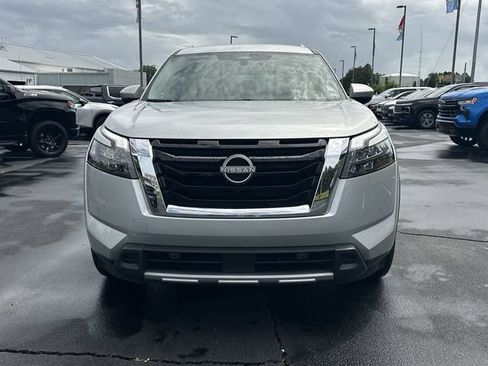 Used 2025 Nissan Pathfinder SL FWD image 3