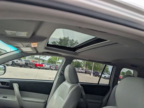 Used 2012 Toyota Highlander SE w/ Tow Pkg FWD image 3