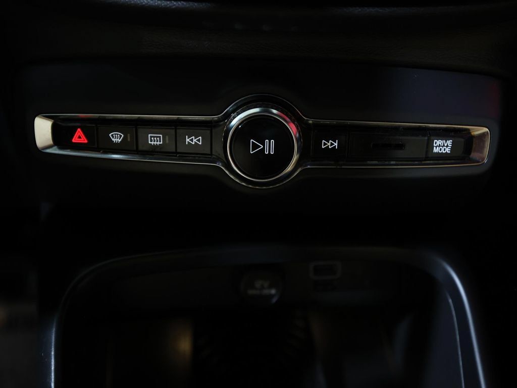 Used 2019 Volvo XC40 T5 Momentum AWD/4WD image 19