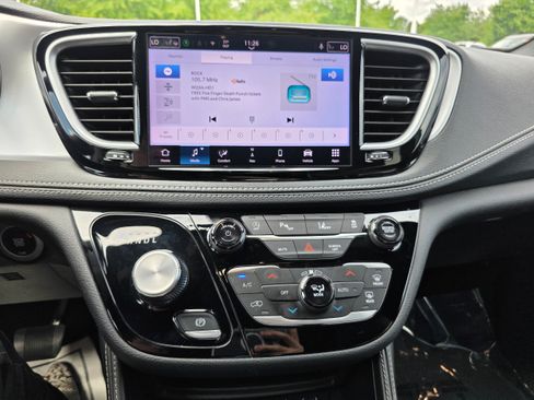 Used 2025 Chrysler Pacifica Limited FWD image 13