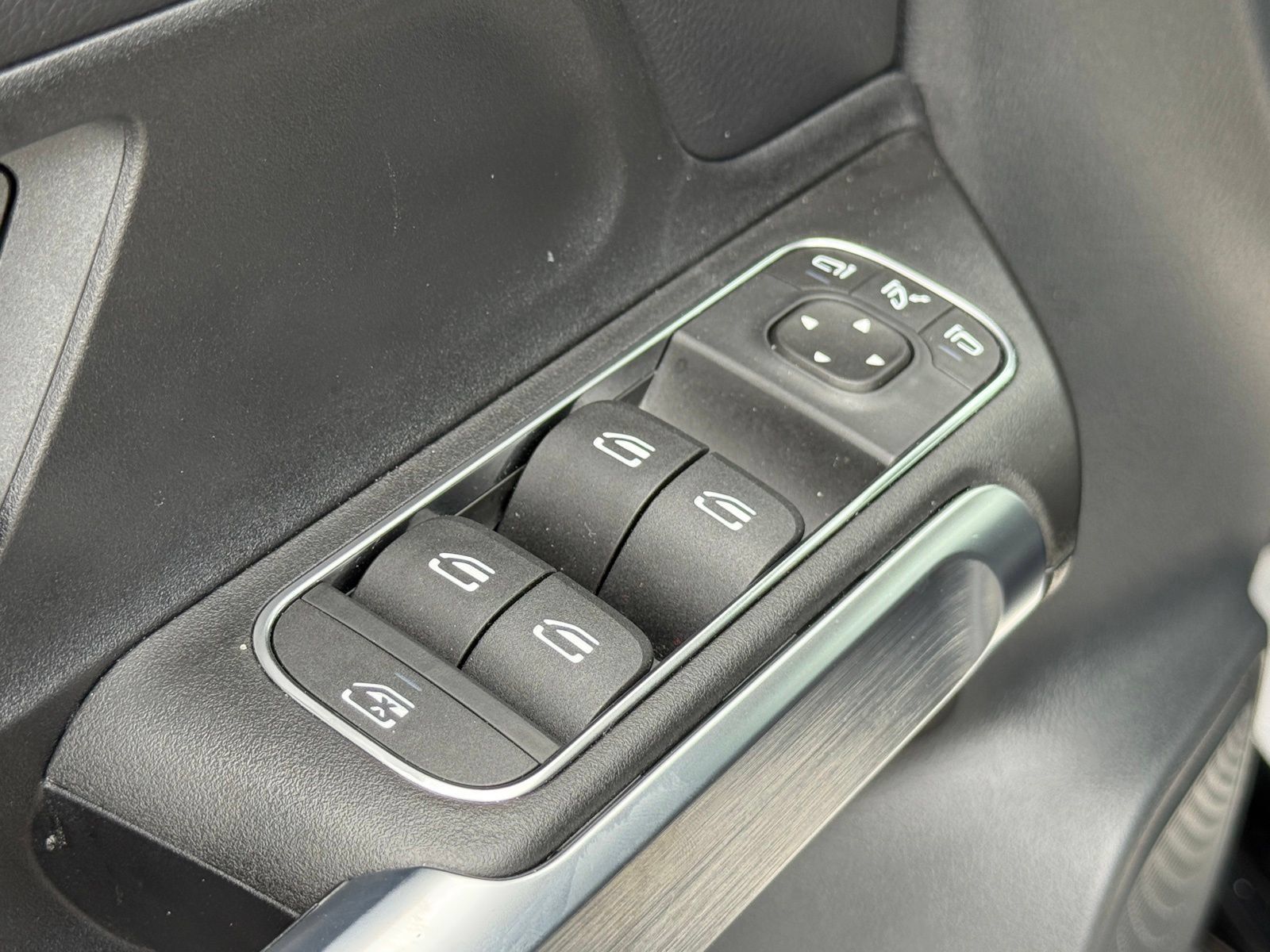 Used 2025 Mercedes-Benz GLB 250 image 25