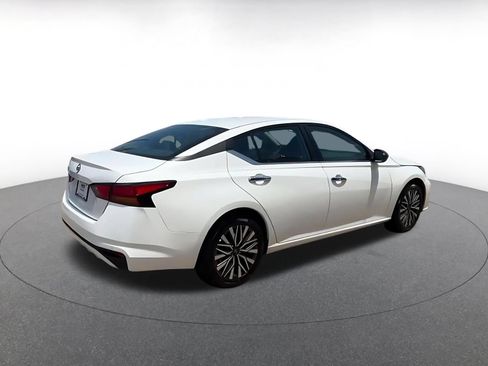 Used 2025 Nissan Altima 2.5 SV FWD image 15