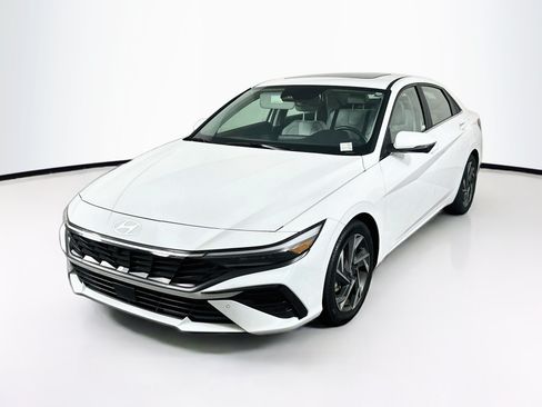 Used 2024 Hyundai Elantra Limited FWD image 3