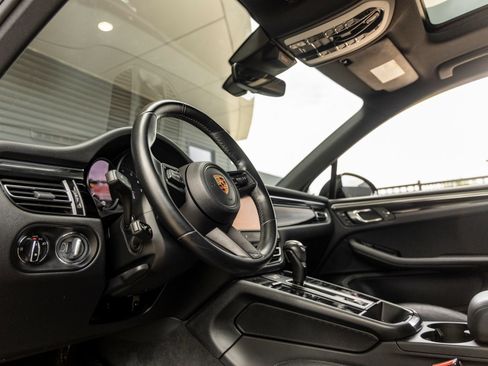 Certified 2023 Porsche Macan AWD/4WD image 4