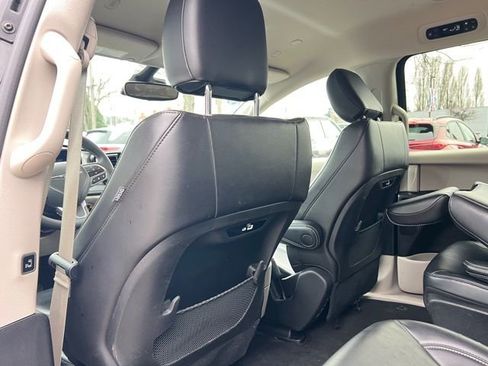 Used 2023 Chrysler Pacifica Touring-L image 11