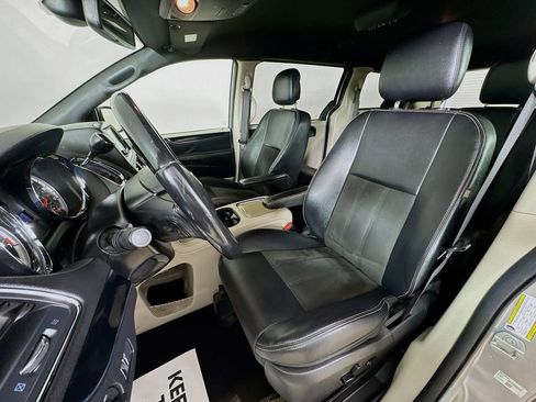 Used 2019 Dodge Grand Caravan SXT image 10