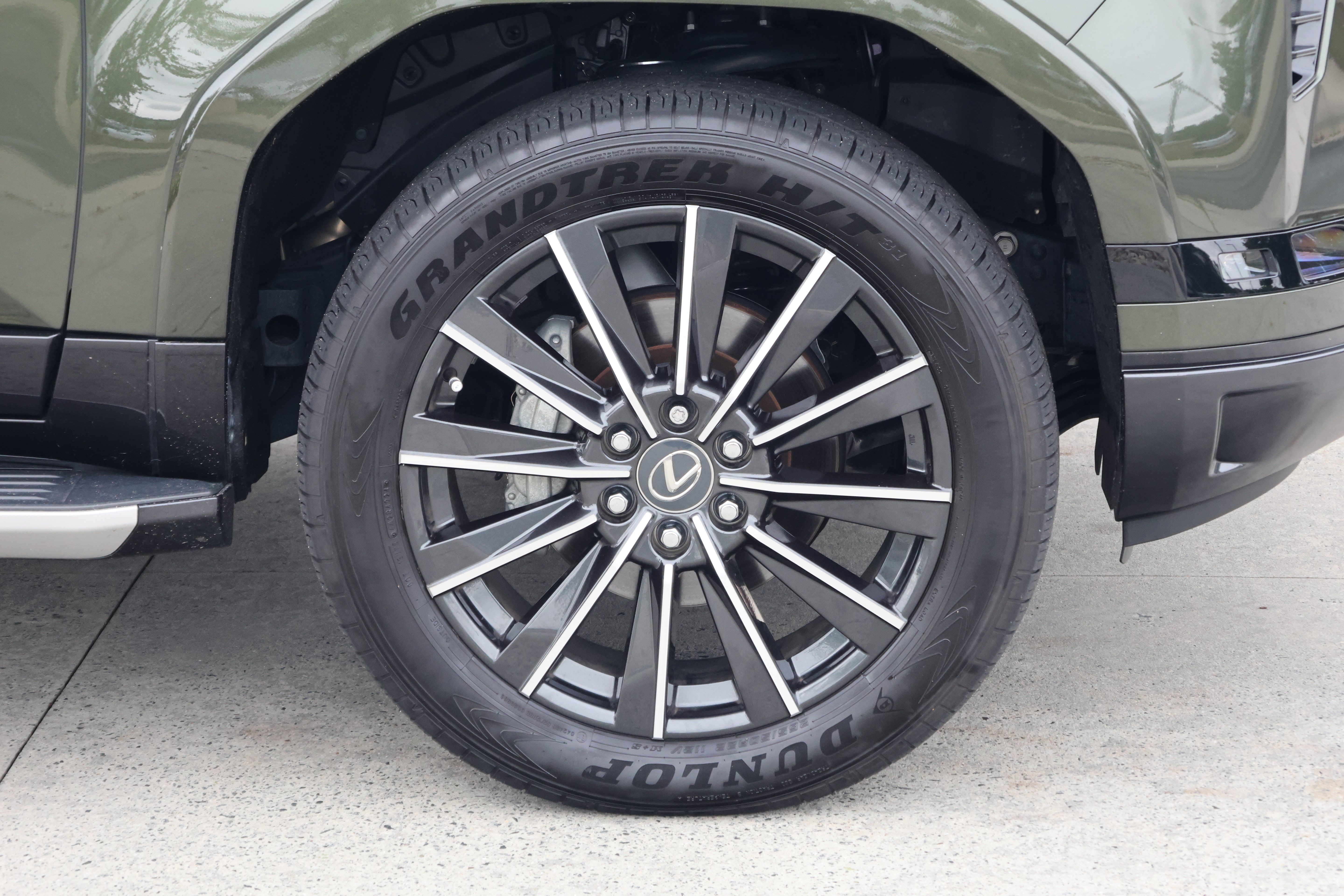 Used 2025 Lexus GX 550 w/ Accessory Package (Z1) AWD/4WD image 11