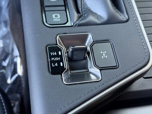 Used 2025 Lexus GX 550 w/ Accessory Package (2T) AWD/4WD image 18
