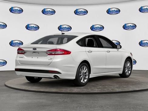 Used 2018 Ford Fusion SE FWD image 2