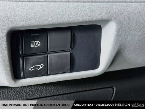 Used 2021 Toyota Highlander XLE FWD image 10