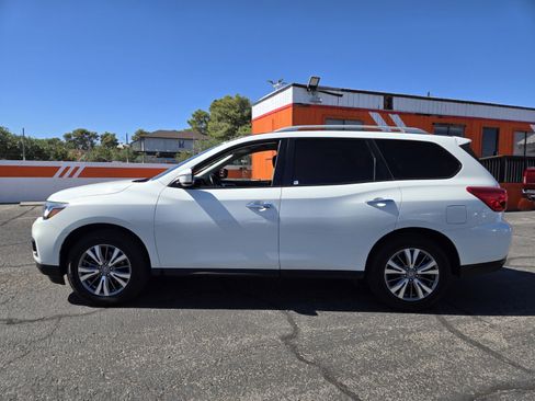 Used 2019 Nissan Pathfinder SV image 2