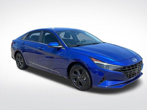 Used 2023 Hyundai Elantra SEL w/ Preferred Accessory Package FWD image 9