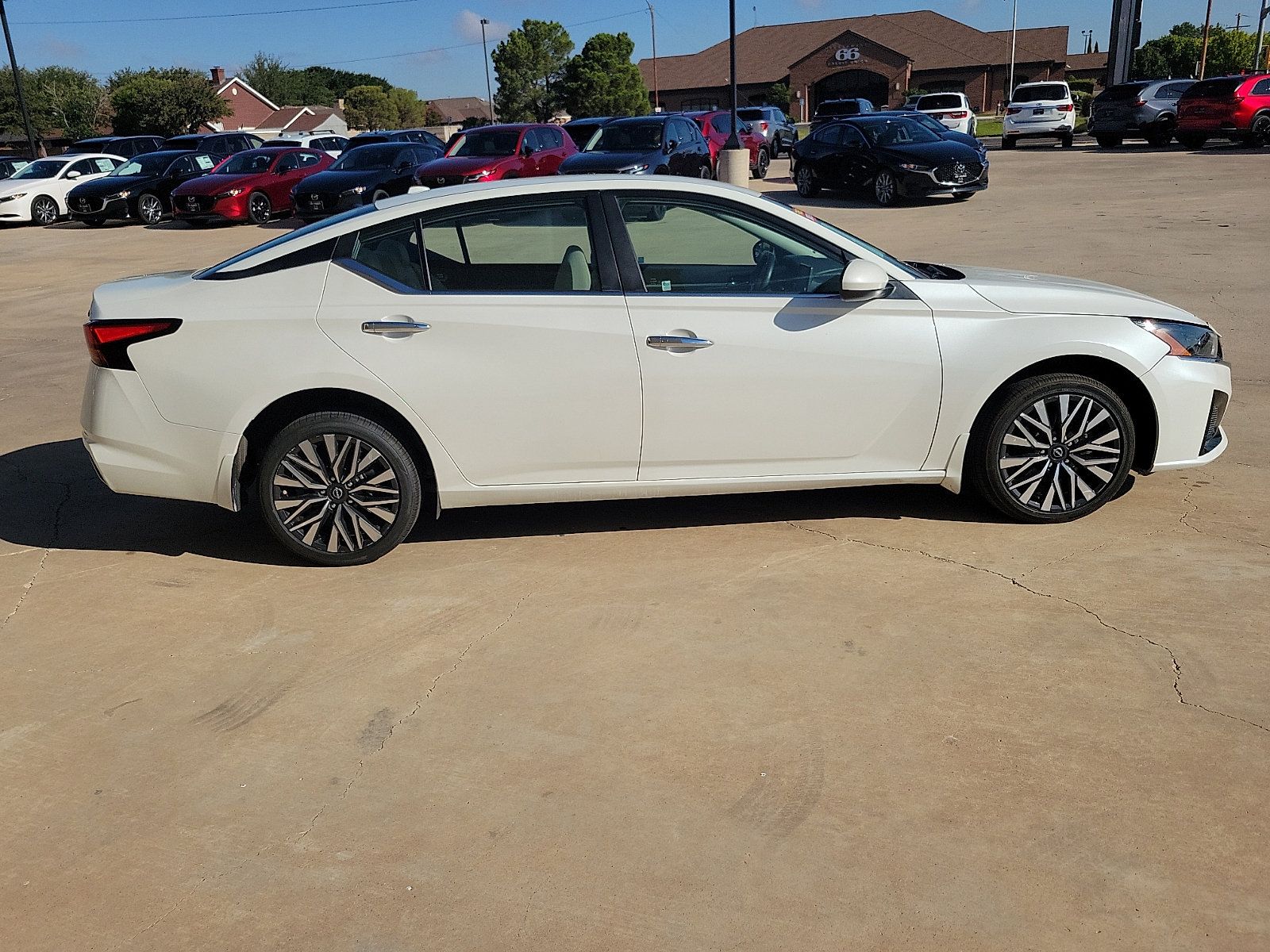 Used 2023 Nissan Altima 2.5 SV AWD/4WD image 8