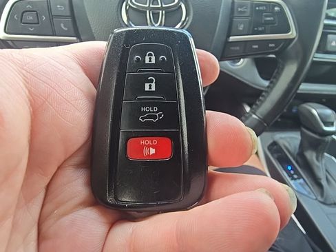 Used 2022 Toyota Highlander XLE AWD/4WD image 21