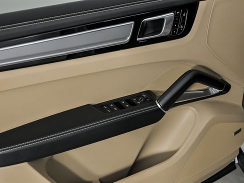 Used 2019 Porsche Cayenne Turbo image 18